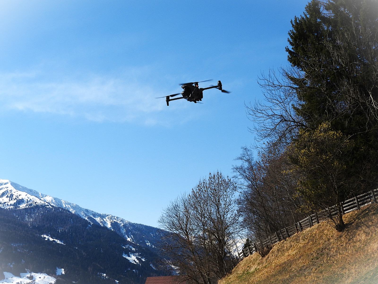 DJI-Drohne im Flug über einer Berglandschaft