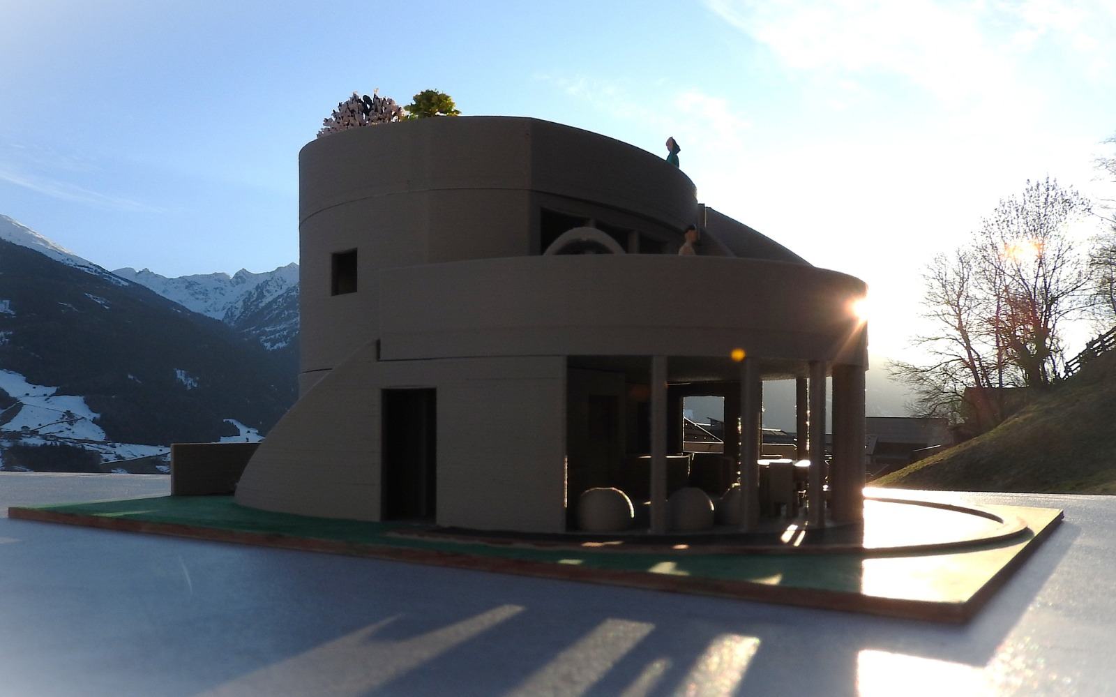 3D-gedrucktes Modell eines Wohnhauses in einer Tiroler Berglandschaft